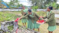 Peringati HUT Persit ke 77, Persit KCK Kodim 1702/JWY Melaksanakan Ziarah ke Taman Makam Pahlawan