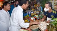 Momen Presiden Bagikan “THR” ke Pedagang Pasar di Depok