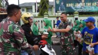 Aplikasikan Amaliah Ramadhan , Prajurit Kodim Ciamis Bagikan Seribu Paket Takzil Untuk Pengendara yang Melintas