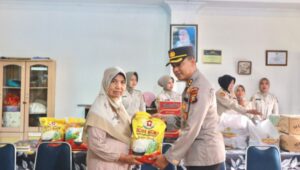 Tim Jumpe Romansa Polda Riau Kembali Serahkan Bantuan Sembako, Alquran dan Uang Santunan