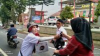 DPD IWO Indonesia Garut Bersinergi Dengan Forkopimcam Banyuresmi Gelar Kegiatan Bagi-Bagi Takjil Kepada Masyarakat Pengguna Jalan