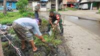 Bersih Bersih Kampung Saat Ramadhan Babinsa Koramil 01 Tambun Bongkar Saluran Air di Desa Srimahi