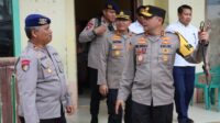 Kapolda Kalbar Bagikan Bansos Serta Cek Pos Pengamanan di Wilayah Sambas