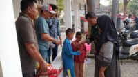 Tawa Ceria Puluhan Yatim-piatu Terima Bantuan Paket Lebaran Babinsa Koramil 11 Pebayuran Berikan Pendampingan