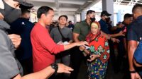 Jelang Lebaran, Presiden Jokowi Bagikan “THR” ke Pedagang di Pasar Legi