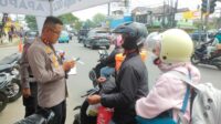 Pemudik Salah Arah Tujuan, Polsek Gunung Putri Polres Bogor Polda Jabar Memberikan Pelayanan Kepada Masyarakat Yang Datang Ke Pospam Nagrak