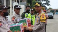 Kapolres Metro Tangerang Kota Serahkan Bingkisan Lebaran Kapolda kepada Ratusan Satpam Perumahan