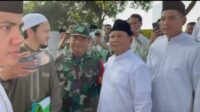 Prabowo Ramah Tamah dengan Masyarakat Usai Solat Idulfitri di Jakarta