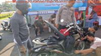 Personil Pos Pengamanan Polsek Cileungsi Polres Bogor, Sigap Bantu Pemudik Yang Motornya Alami Mogok