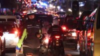 Personil Kepolisan Polres Bogor Terus Berupaya Lakukan Pengaturan Arus Lalu Lintas di Kawasan Puncak Yang Terpantau Cukup Padat Hingga Malam Hari ini