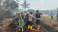 Polres Dumai dan Polsek Medang Kampai Masih Berjibaku Padamkan Karhutla di Jalan Parit Purba