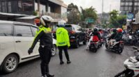 Ratusan Personil Kepolisan Polres Bogor Terus Berupaya Urai Kemacetan di Kawasan Puncak