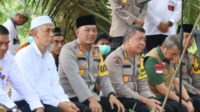 Disela Mengunjungi Karhutla di Perbatasan Dumai dan Bengkalis, Gubri Akui Akses Jalan ke Lokasi Pemadaman Sangat Sulit Dilalui
