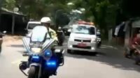 Personil Sat Lantas Polres Bogor Kawal Ambulance Yang Terjebak Dalam Kemacetan di Kawasan Puncak