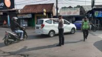 Jaga Kelancaran Arus Lalin, Personil Pos Pam Operasi Ketupat Polsek Ciampea Polres Bogor Lakukan Pengaturan Arus Lalin