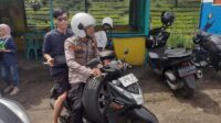 Polisi di Kawasan Puncak Bogor, Bantu Pengemudi Mobil Yang Alami Kebocoran Ban