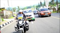 Personil Sat Lantas Polres Bogor Bantu Kawal Pasien Pederita Sakit Paru, Saat Sedang di Berlakukan One Way