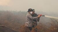 253 Tim Gabungan Masih Berjibaku Lakukan Upaya Pendinginan Karhutla di Jalan Parit Purba