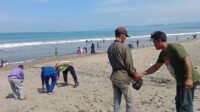 Tetap Semangat Polisi Beserta Para Pedagang Membersihkan Pantai IP Palabuhanratu Dari Sampah Bikin Pengunjung Lebih Aman Dan Nyaman