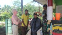 Masyarakat Papua Rela Jalan Kaki Ke Pos Satgas Yonif 132/BS Hanya Untuk Cukur Rambut