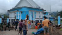 Prajurit Yonif 721/Mks Bersama Warga Distrik Karubaga melaksanakan Karya Bhakti Membangun Jalan Gereja