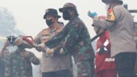 Kapolda Riau Turun Langsung Padamkan Api dan Pastikan Karhutla di Perbatasan Dumai Bengkalis Dapat Teratasi