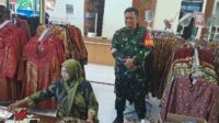 Babinsa Kemlayan Pantau Keramaian di batik Danar Hadi