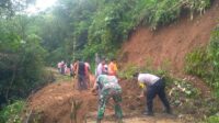 Longsor di Caringin Akibatkan Seorang Warga Terluka, Kapolsek Caringin Jenguk Korban