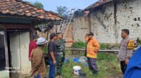 Si Jago Merah Mengamuk Haguskan Dua Rumah Babinsa Koramil 12 Serangbaru Terjun Bantu Memadamkan Api