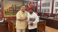 Momen Kehangatan Prabowo Terima Kunjungan Lenis Kogoya