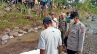 Polisi Evaksuasi Jasad Pria Yang di Temukan di Aliran Sungai Cipamingkis Sukamakmur Bogor