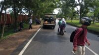 Naas,Akibat Tumpahan Minyak Solar di Jalan Para Pengendara Roda Dua Terjatuh