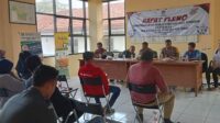 Hadiri Rapat Pleno Babinsa Koramil 11 Pebayuran Ajak Masyarakat Kelurahan Kertasari Sukseskan Pemilu