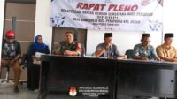 Babinsa Koramil 11 Pebayuran Pastikan Rapat pleno Rekapitulasi “Daftar Pemilih Sementara Hasil Perbaikan (DPSHP) Tertib dan Aman
