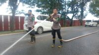 AWAS SOLAR TUMPAH, TIM SAR DITSAMAPTA POLDA KALBAR BERSIHKAN TUMPAHAN SOLAR