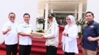 Dirjen Dukcapil Serahkan Blanko KTP-el untuk Warga Karawang