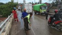 Solar Tumpah di Jalan Tol Kapuas Dua, Polres Kubu Raya dan Damkar Desa Kapur Segera Lakukan Pembersihan