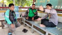 Kasat Binmas Polres Bogor AKP Hendra Kurnia Selaku Polisi RW Menyambangi Warga Di Kecamatan Gunung Putri