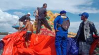 Amankan TKP Tenggelamnya Kapal KM. HASIL UTAMA, Ditpolairud Polda Kalbar Bantu Evakuasi Barang Dagangan Kelontong dan Sembako