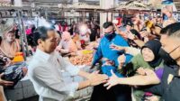 Presiden Jokowi Cek Harga Komoditas Pangan di Pasar Rakyat Talang Banjar Jambi