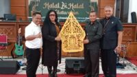 Ketua Presidium FPII Berikan Apresiasi Cinderamata “Gunungan” di Acara Halal Bihalal dan Silaturahim PN Jaksel