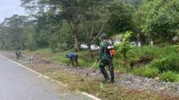 Satgas Yonif Raider 200/BN Bersama Warga Gotong Royong Bersihkan Lingkungan