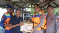 Kapolres Pelalawan Serahkan Bantuan Kemanusiaan Untuk Negeri di Pelabuhan Kualo Sungai Kampar