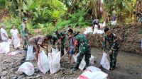 Cegah Kerawanan Banjir, Satgas Yonarmed 1 Kostrad Bantu Warga Dirikan Tanggul Sungai