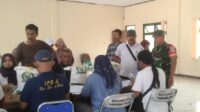 Babinsa Koramil 12 Serangbaru : 100 Kepala Keluarga Desa Nagacipta Terima Bantuan Beras