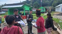 Pulang Sekolah, Anak Kampung Muara Nawa Mendapat Hadiah Dari Satgas Yonif Raider 200/BN