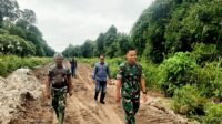 Pastikan Pembangun Berjalan Lancar, Dansatgas TMMD Reguler Ke-116 Langsung Tinjau Jalan Dan Cek Perbaikan Alat Berat Yang Rusak