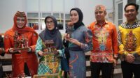 Memukau pengunjung, Getah Nyatu dan Tas Rotan WARNARUPA tampil diatas Catwalk Dekranasda Kota Palangka Raya