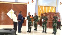 Satgas Yonif Raider 200/BN Bagikan Alkitab di Gereja Injil Indonesia Kobagma