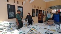 Buat Masyarakat Tersenyum Babinsa Koramil 11 Pebayuran Terjun Langsung Dalam Pemberian Bantuan Beras
